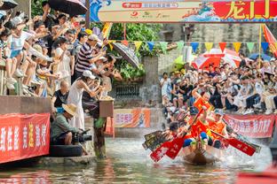 太阳报：生鸡肉事件致球场卫生评级降低，曼联正聘请食品安全人员